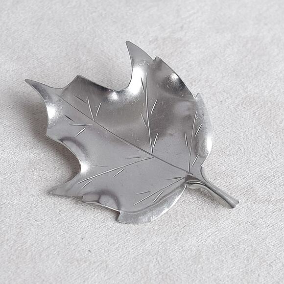 Vintage Stuart Nye Sterling Silver 925 Maple Leaf Brooch Handwrought USA - Picture 1 of 6